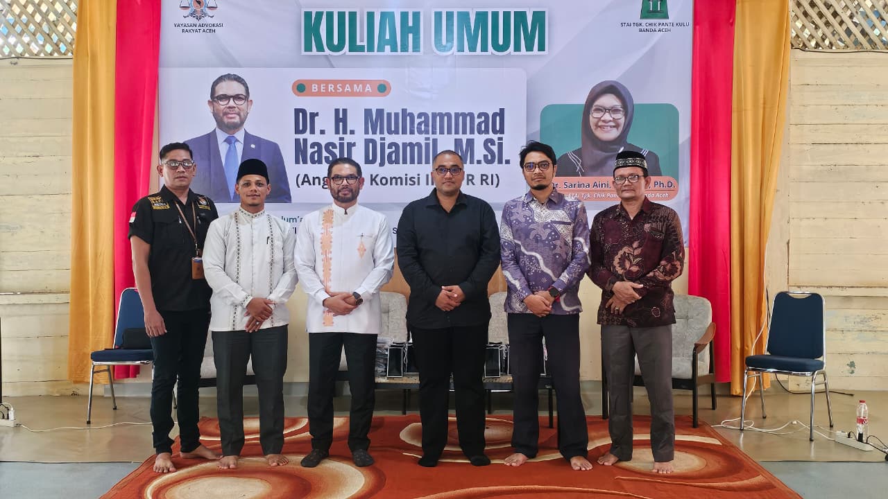 Foto bersama narasumber dan panitia kegiatan