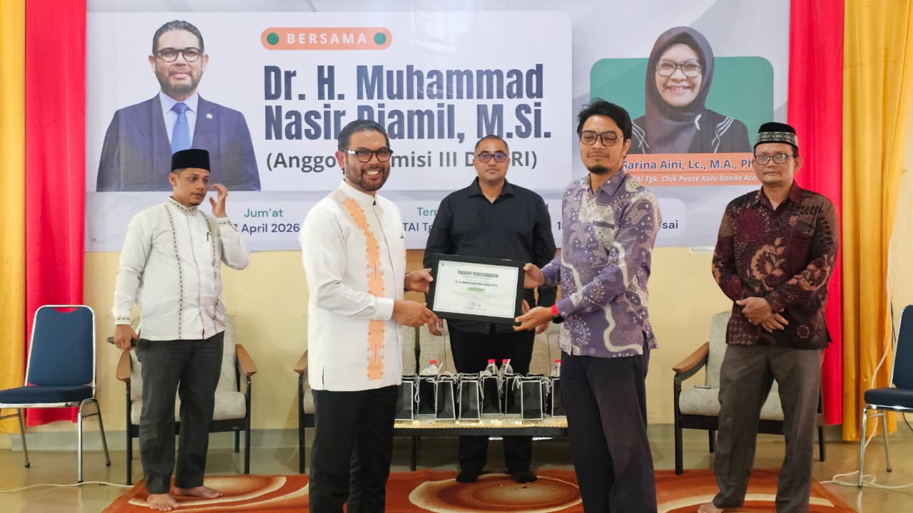 Penyerahan sertifikat setelah sesi kuliah umum