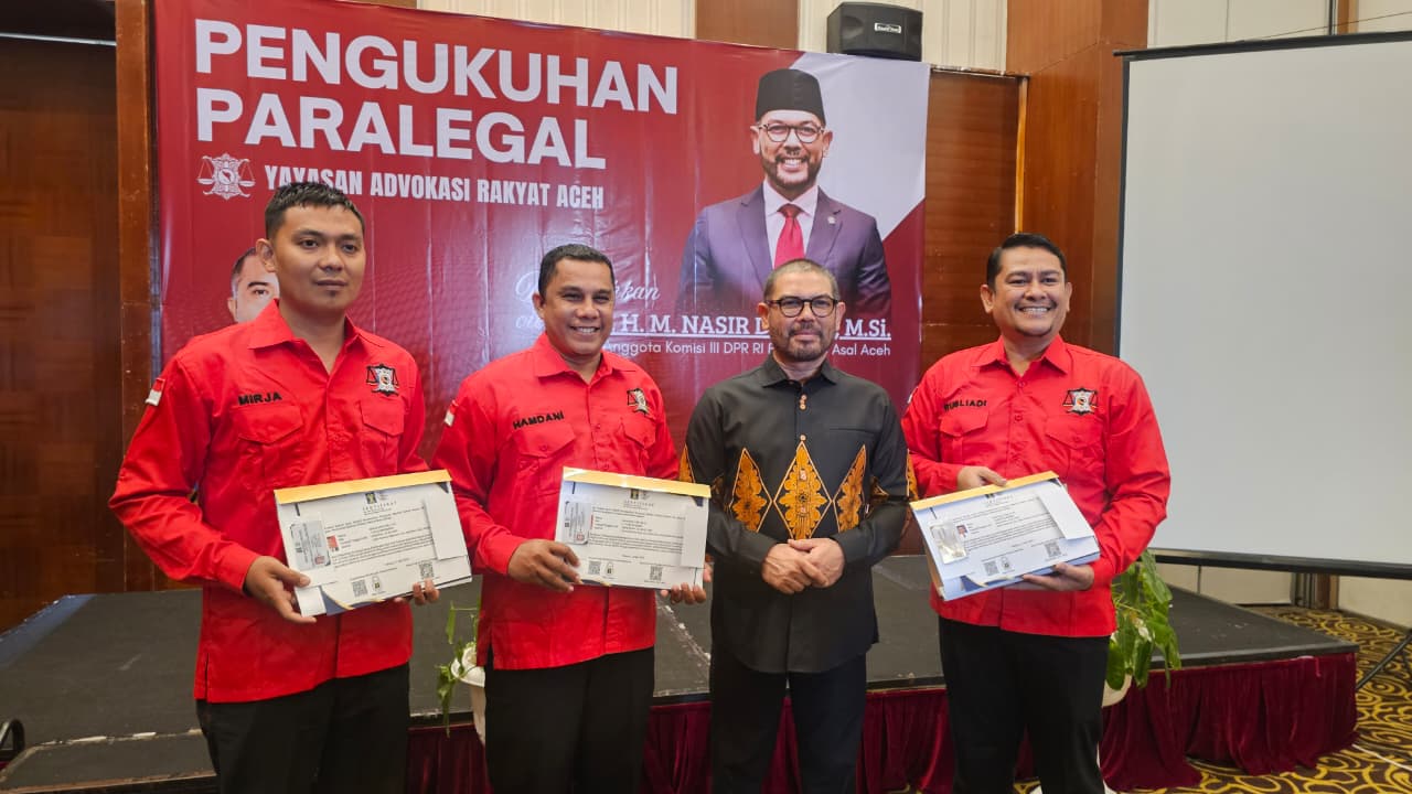 Penyerahan sertifikat paralegal